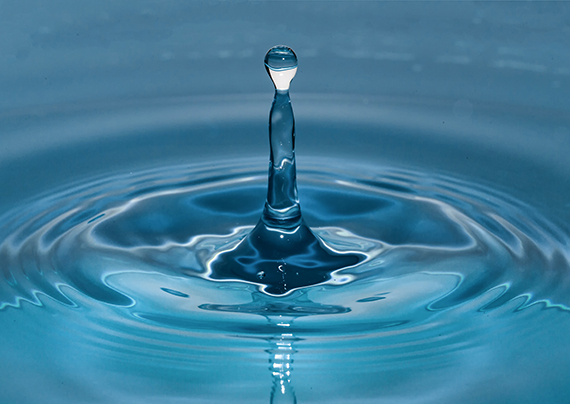水滴溅起瞬间