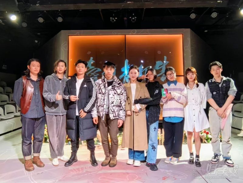 学生与演员合影留念