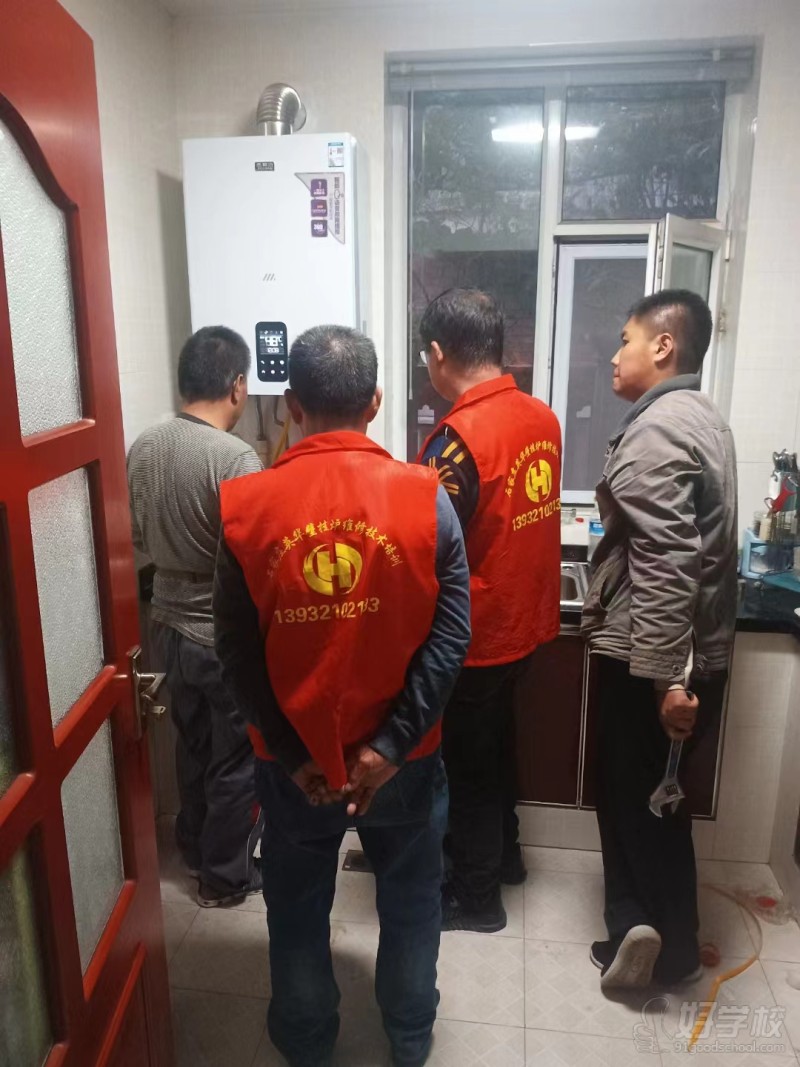 带学员入户维修实践