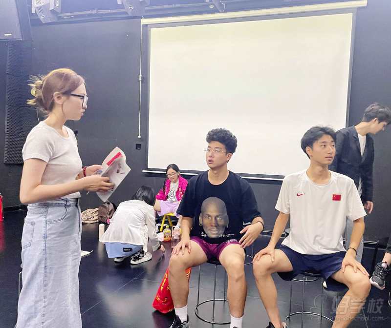 表演老师指导男生