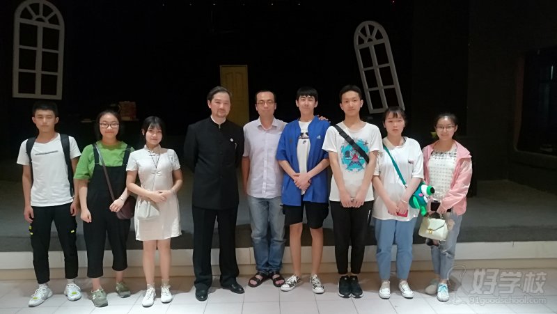 带表演学生看话剧