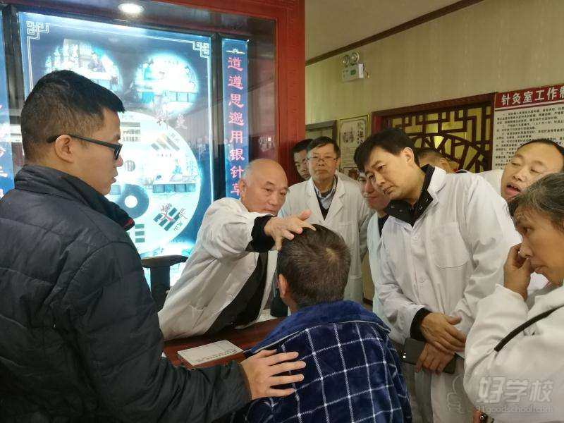 老中医诊断现场