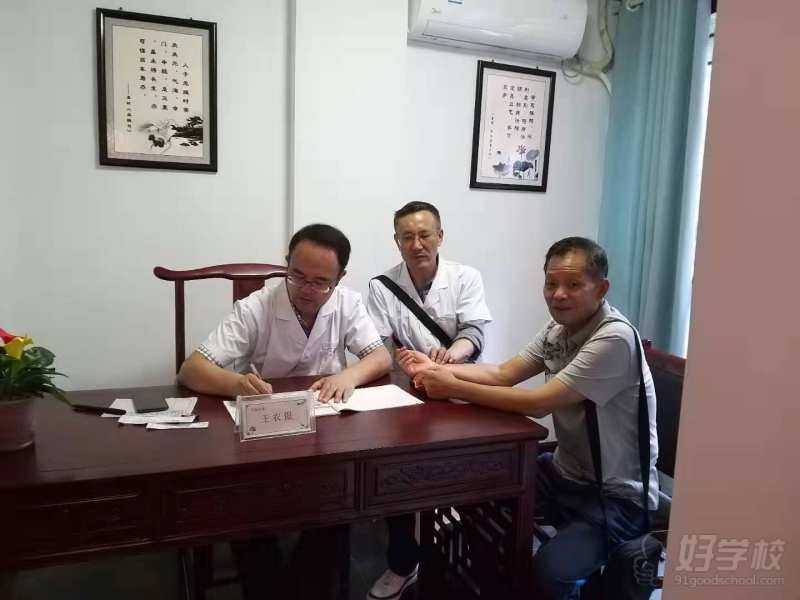 老中医诊断现场