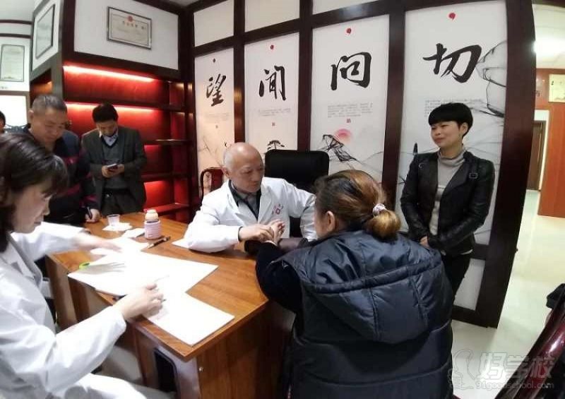 老中医诊断现场