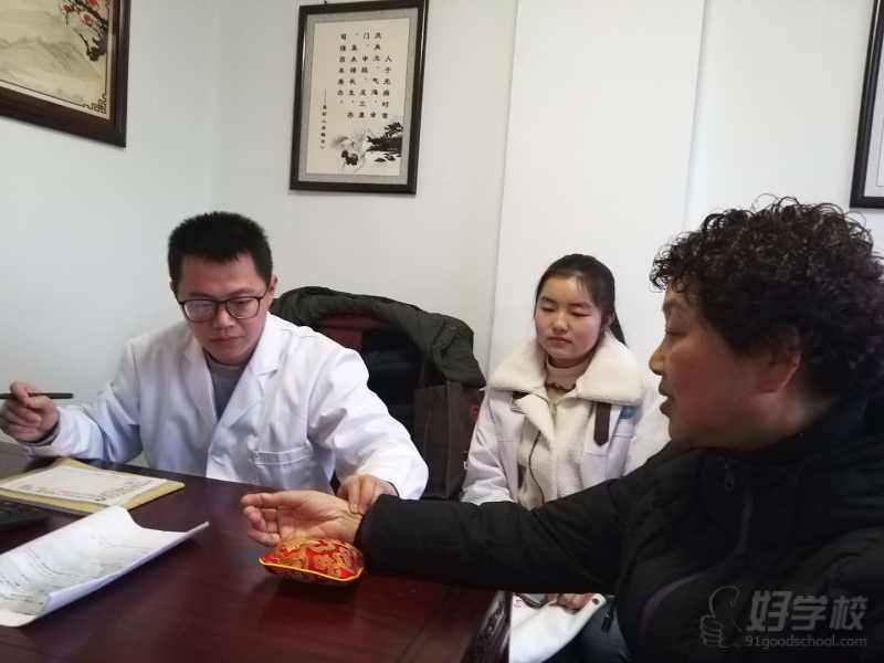 老中医诊断现场