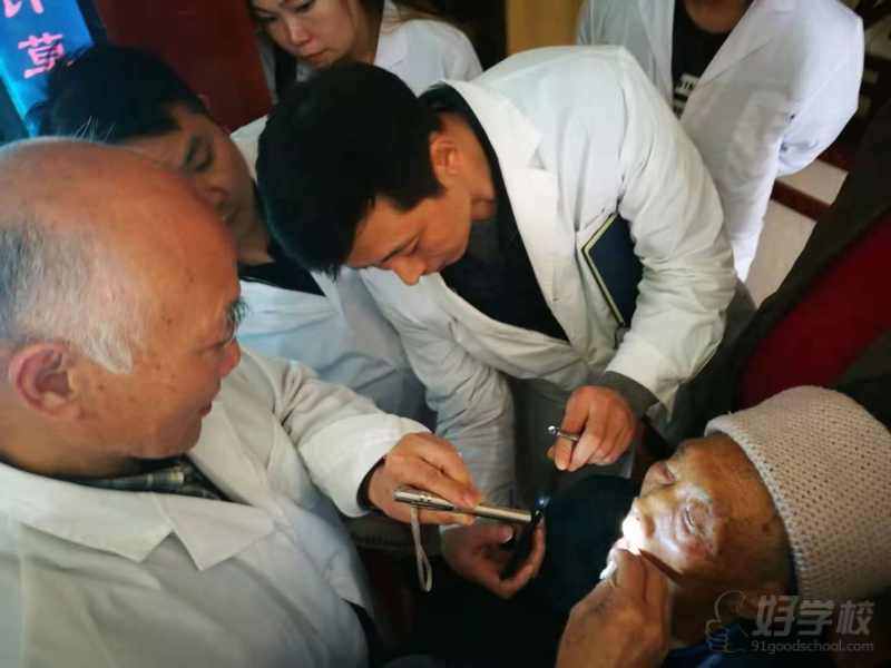 老中医诊断现场