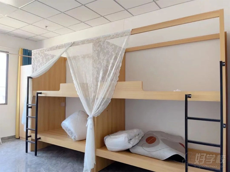 四人间学生公寓