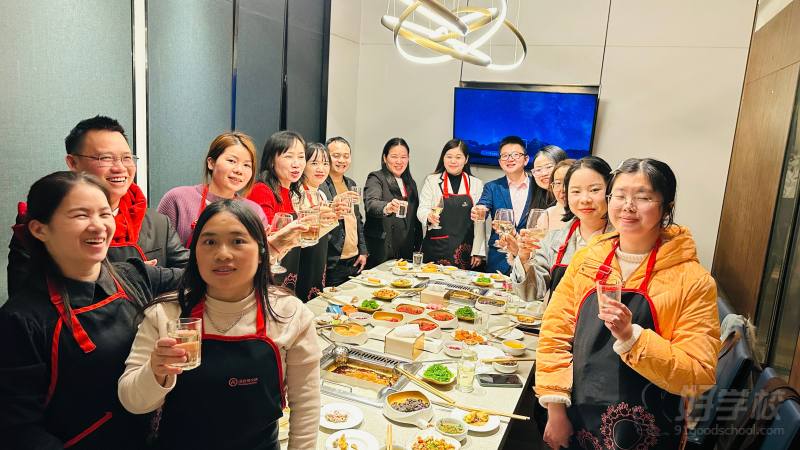师生海底捞聚餐