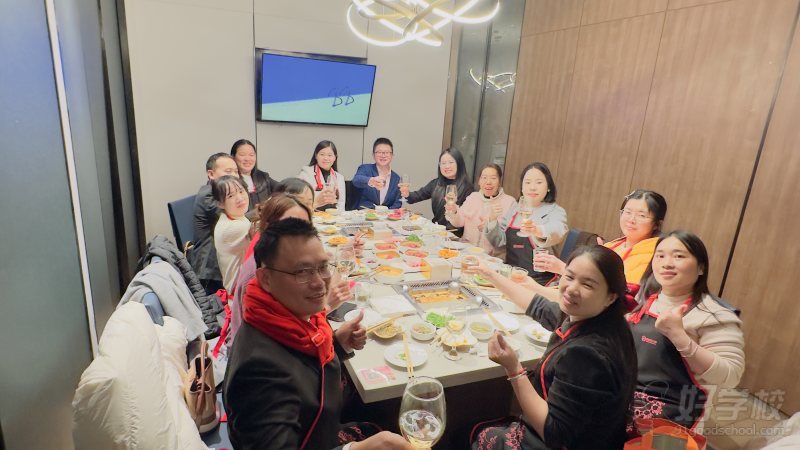 师生海底捞聚餐