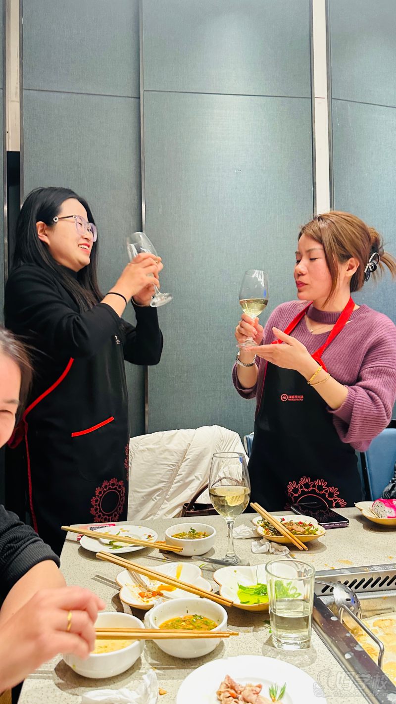 师生海底捞聚餐