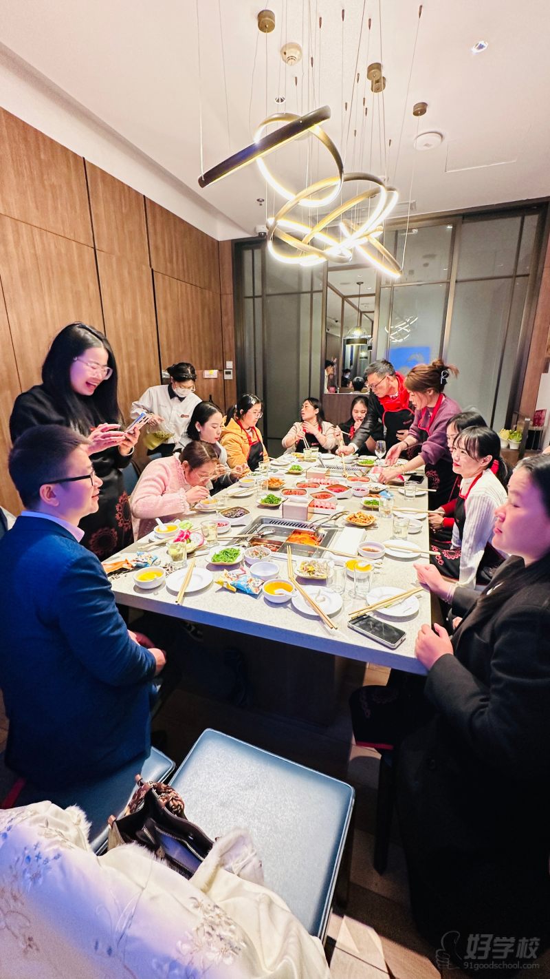 师生海底捞聚餐