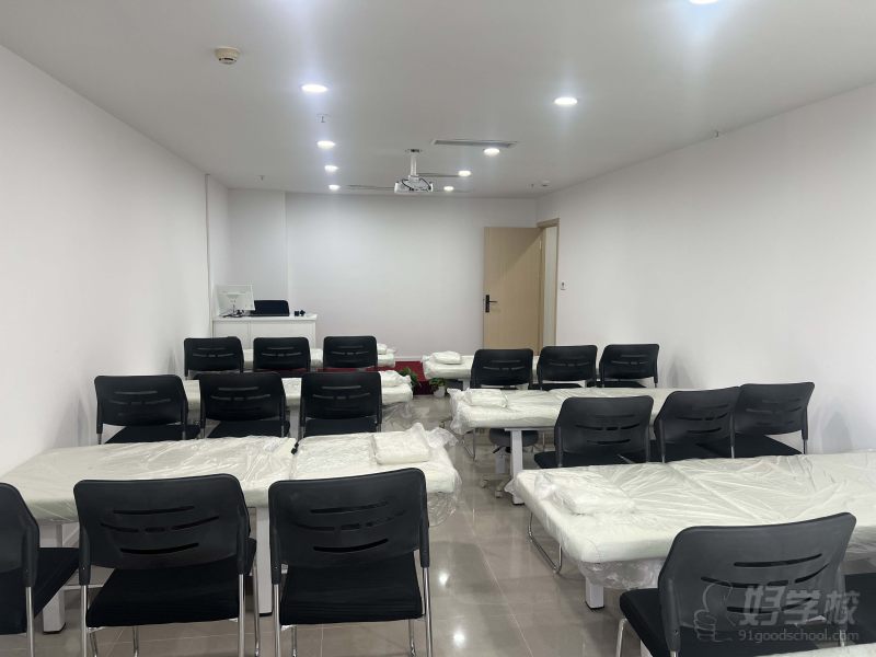 技能推拿教室后面