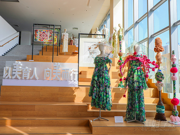 辰美校园一楼大堂大阶