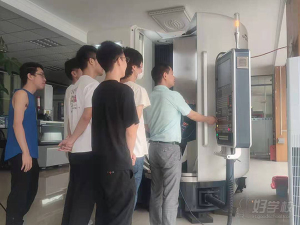 师傅带学员上机实操中