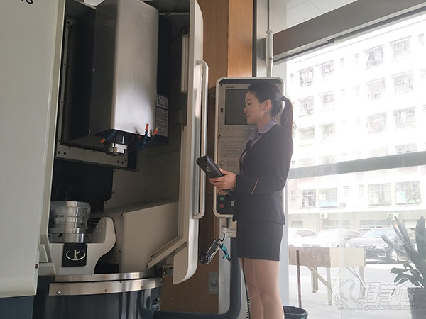 女学员上机实操