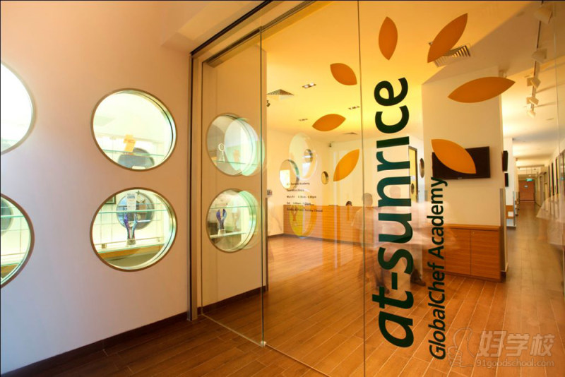 机构外观-学院大门