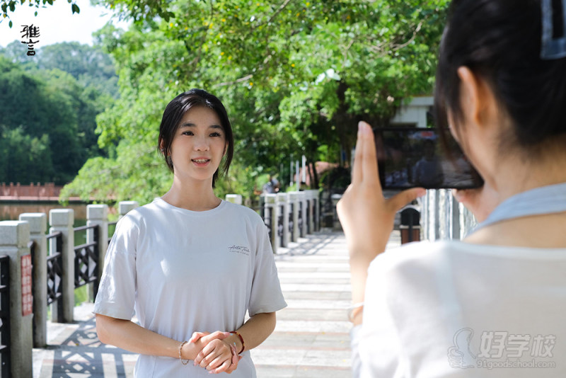 学生户外采访活动