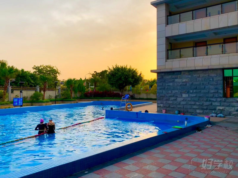 校内还有游泳馆