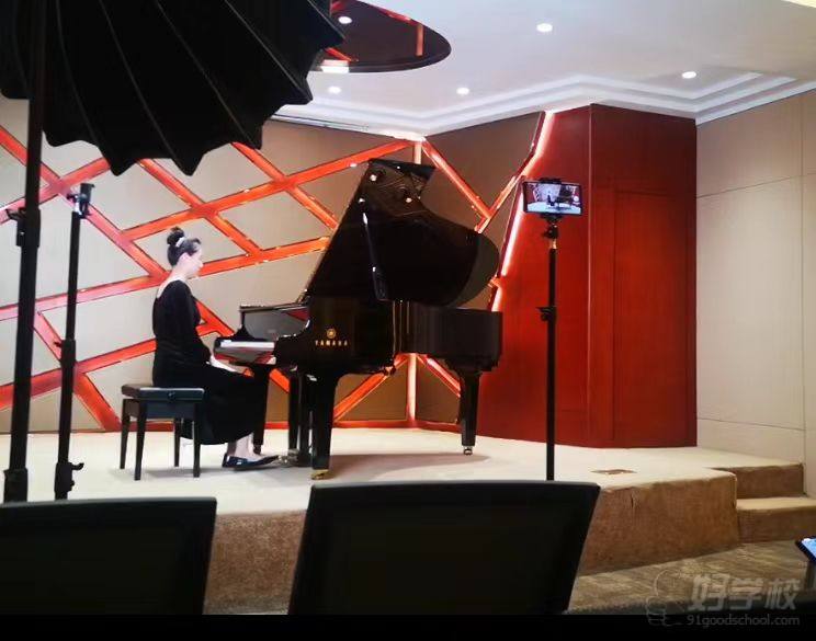 钢琴