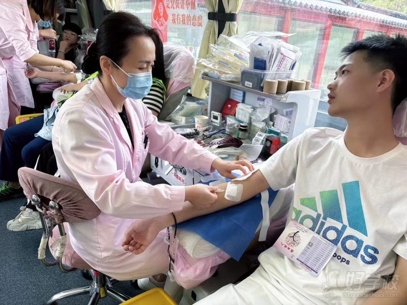 学校组织献血活动