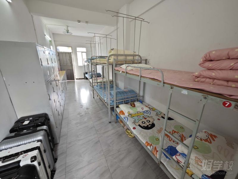 上下床宿舍环境