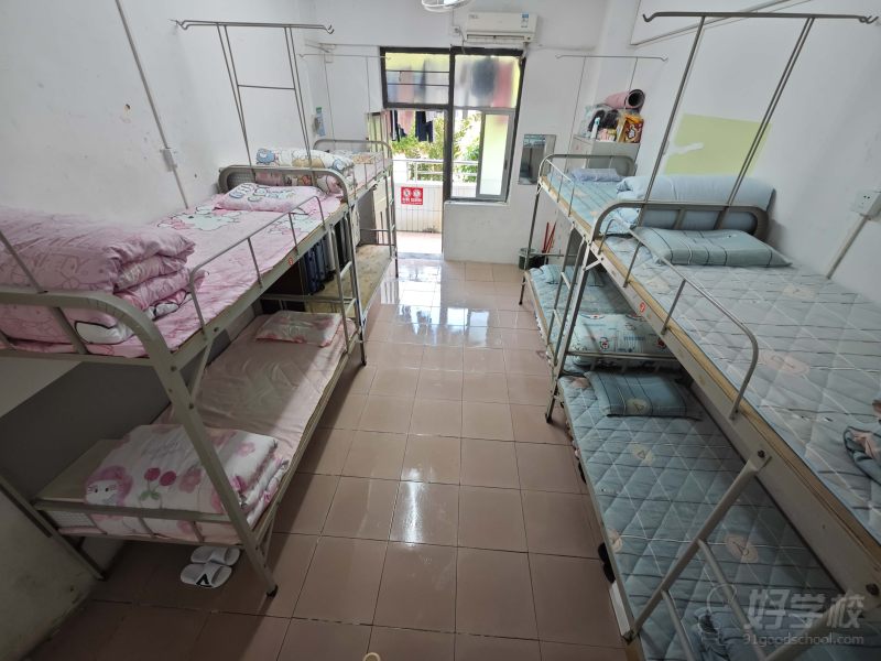 上下床宿舍环境