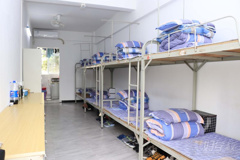 上下床宿舍环境