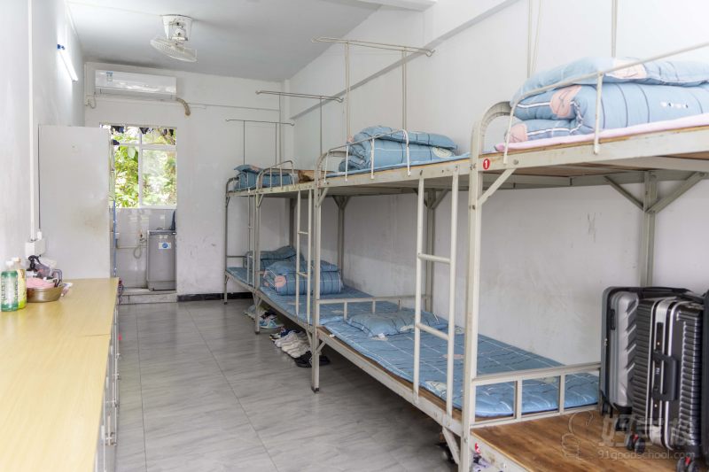 上下床宿舍环境