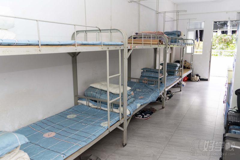 上下床宿舍环境