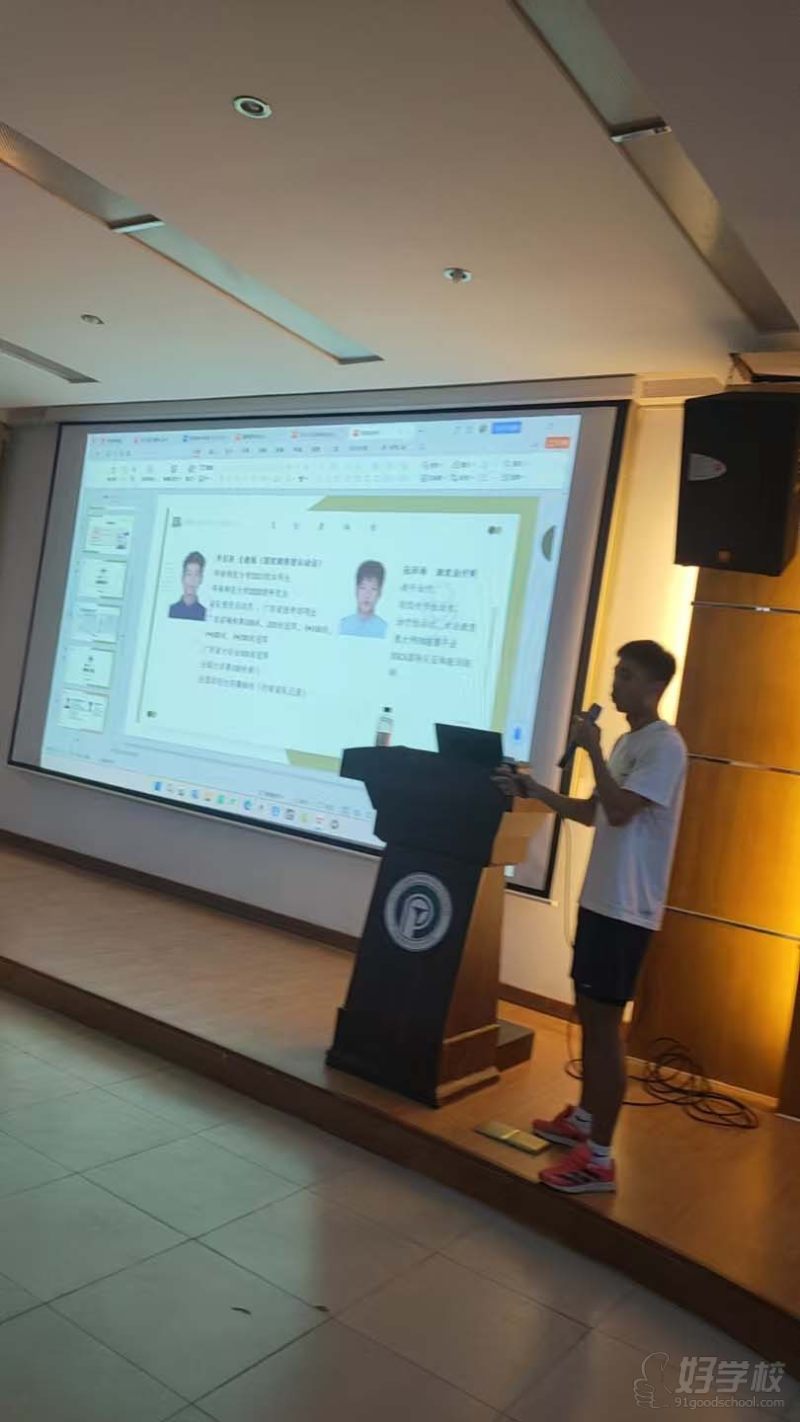 学生大批量过来参观学校