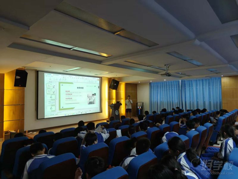 学生大批量过来参观学校