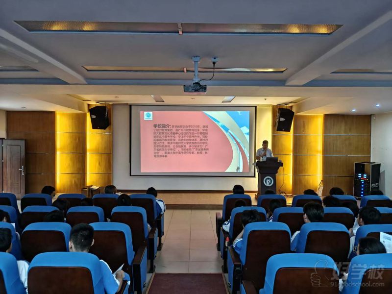 学生大批量过来参观学校