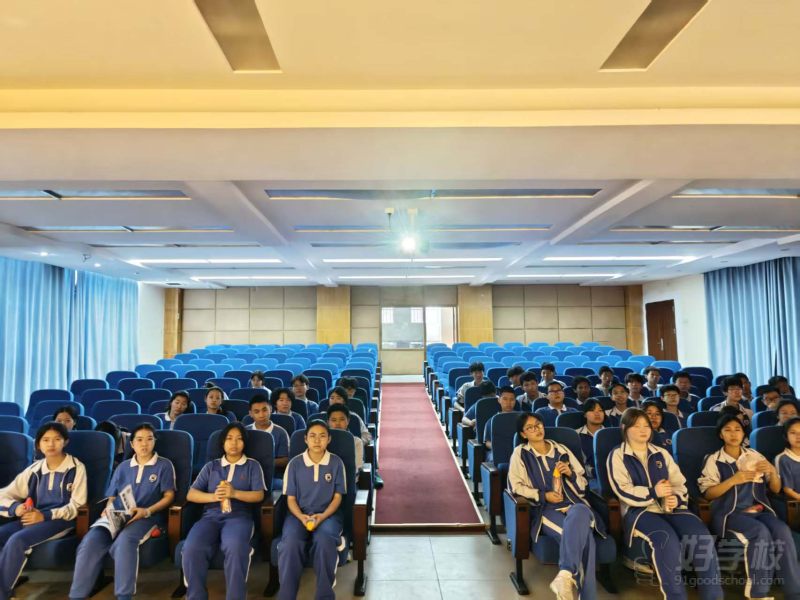 学生大批量过来参观学校