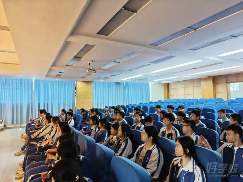学生大批量过来参观学校
