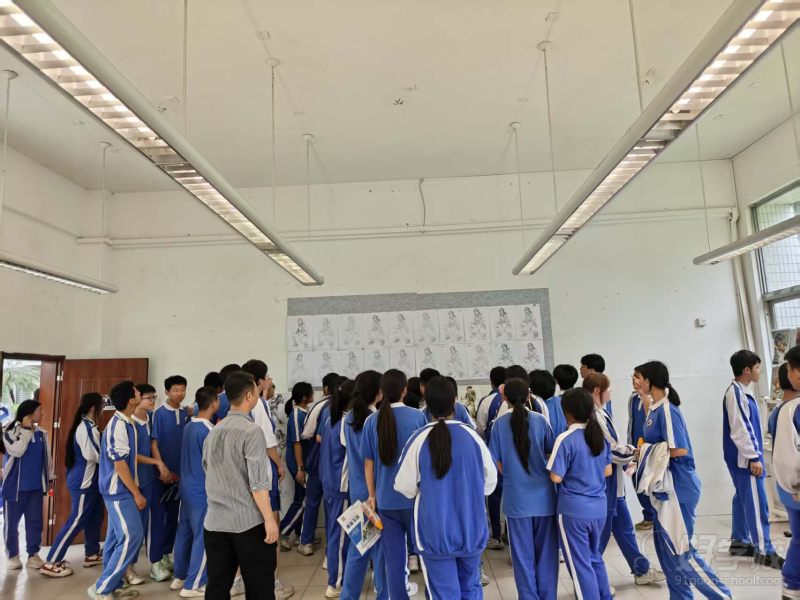 学生大批量过来参观学校