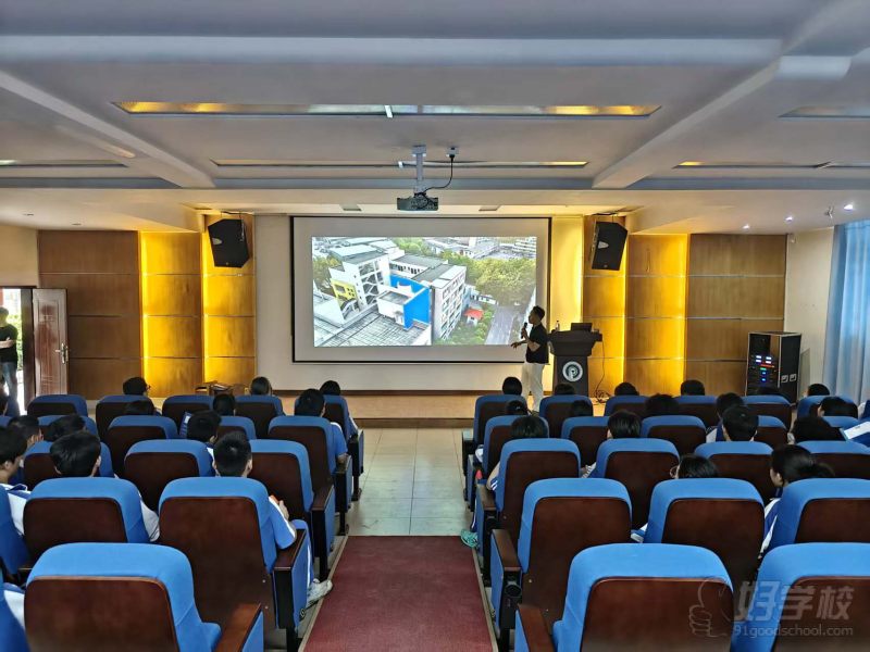 学生大批量过来参观学校