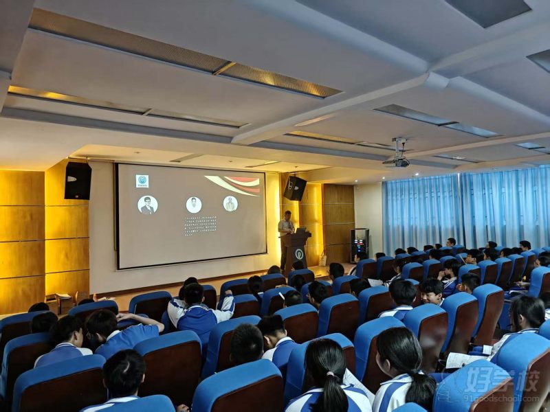 学生大批量过来参观学校