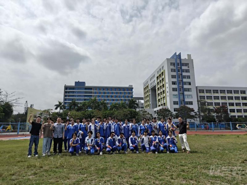 学生大批量过来参观学校