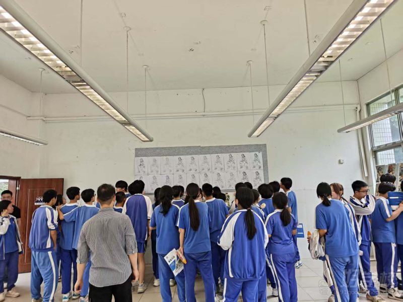 学生大批量过来参观学校