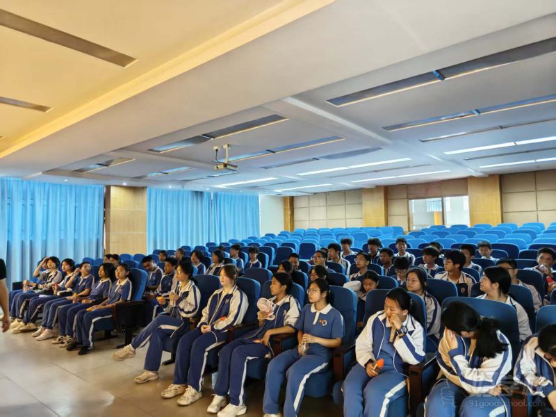 学生大批量过来参观学校