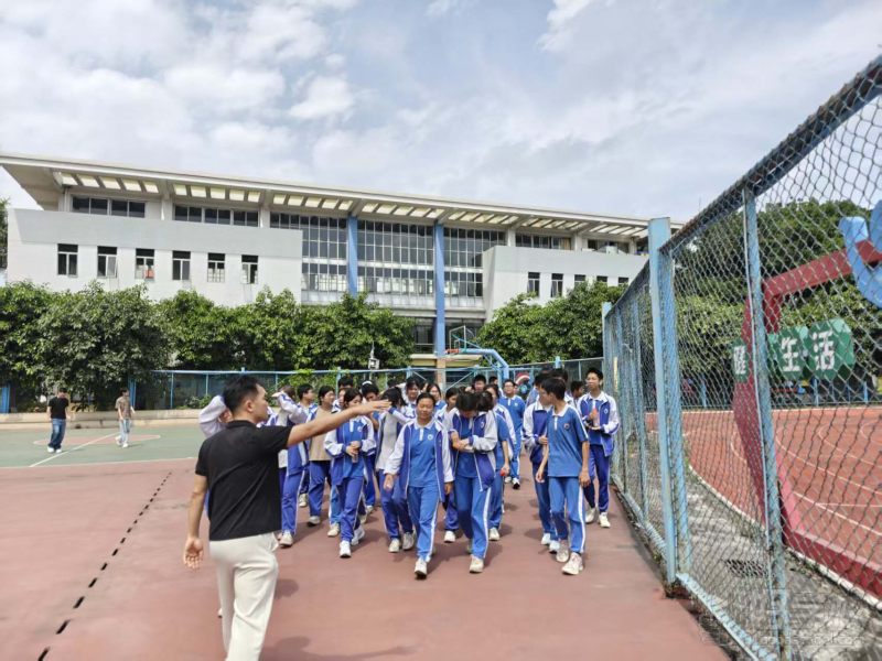 学生大批量过来参观学校