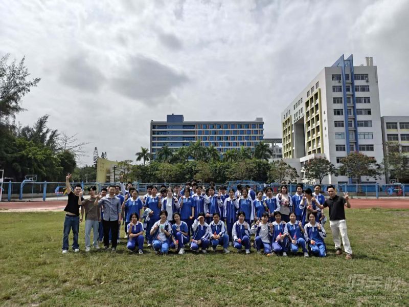 学生大批量过来参观学校