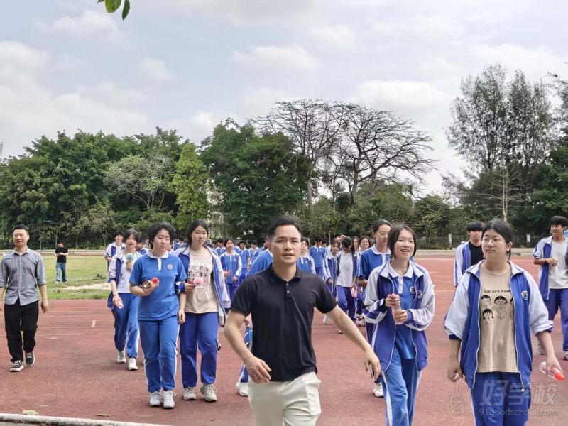 学生大批量过来参观学校