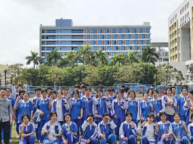 学生大批量过来参观学校