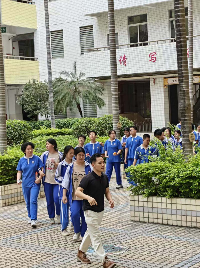 学生大批量过来参观学校