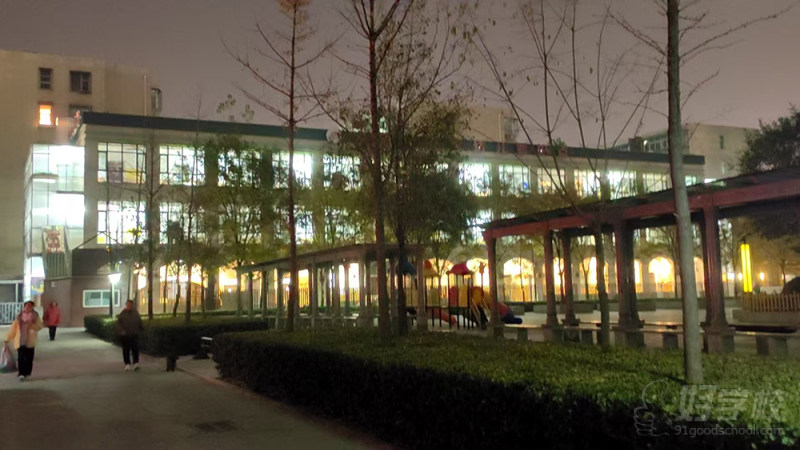 校区夜景外观