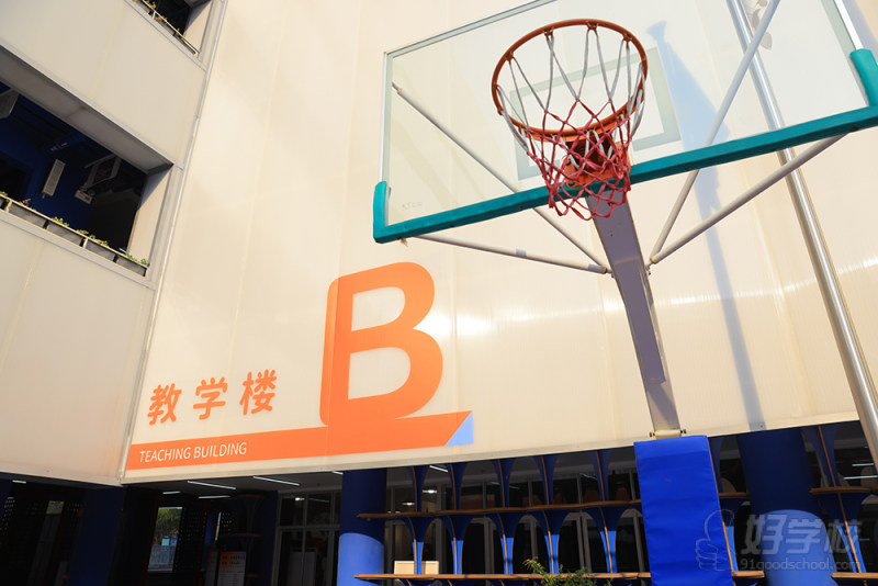 封闭式校区环境