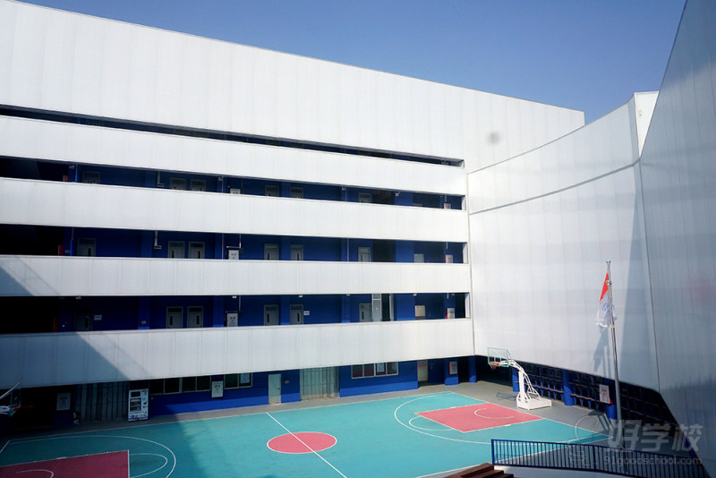 封闭式校区环境