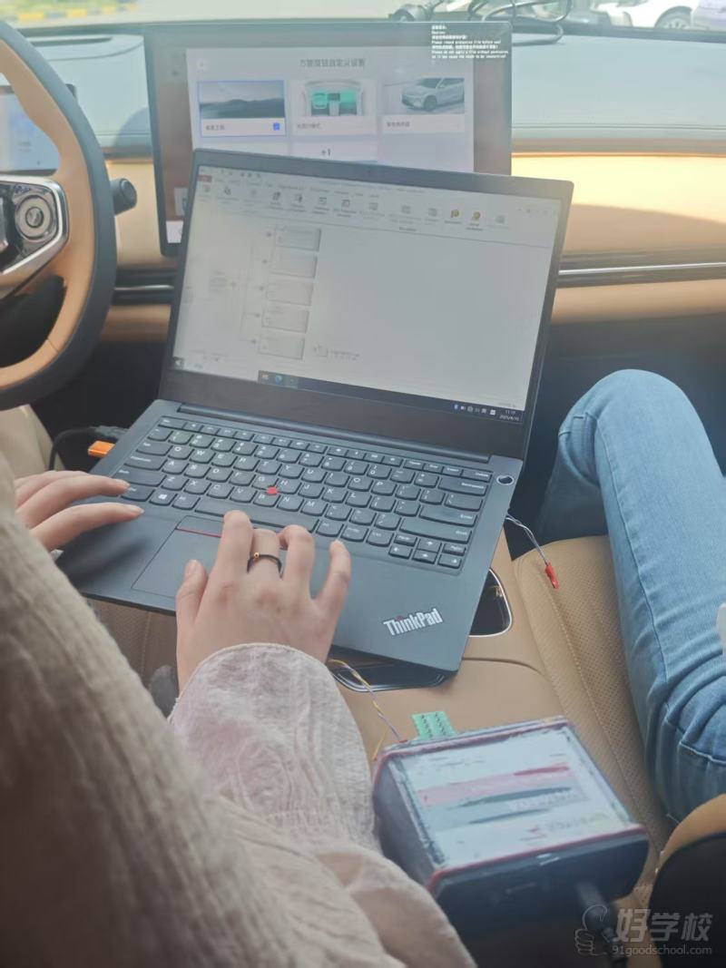 学员在进行实车测试