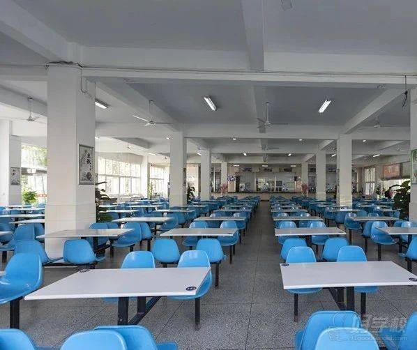 学校饭堂